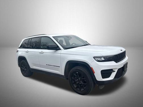 Bright White Clearcoat 2025 Jeep Grand Cherokee Altitude