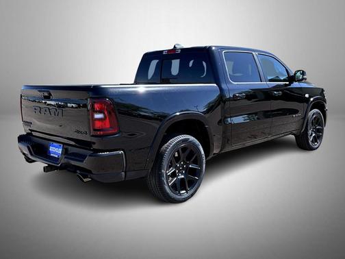 Diamond Black Crystal Pearlcoat 2026 RAM 1500 Laramie