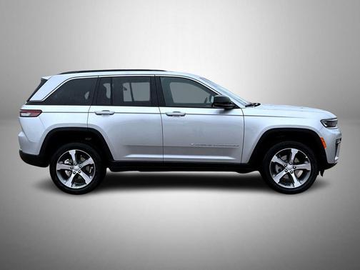 Silver Zynith 2026 Jeep Grand Cherokee Limited