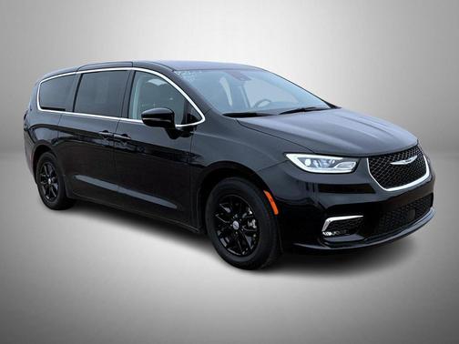 Diamond Black Crystal Pearlcoat 2024 Chrysler Pacifica Touring L