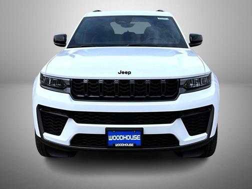 Bright White Clearcoat 2026 Jeep Grand Cherokee Altitude