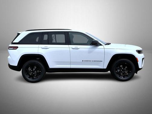 Bright White Clearcoat 2026 Jeep Grand Cherokee Altitude