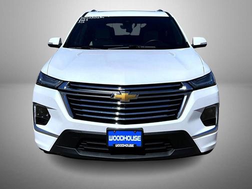 Iridescent Pearl Tricoat 2023 Chevrolet Traverse Premier
