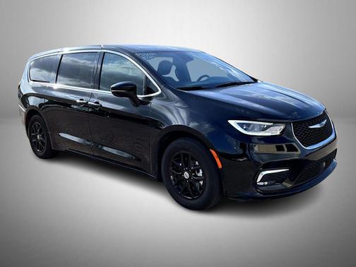 Diamond Black Crystal Pearlcoat 2025 Chrysler Pacifica L