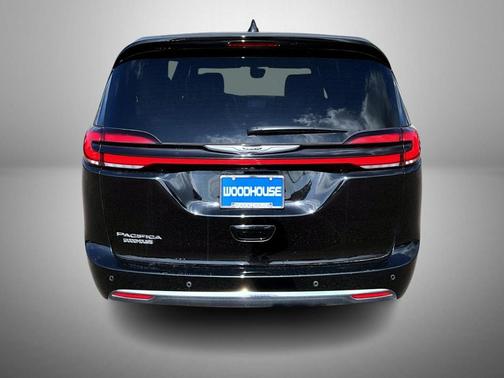 Diamond Black Crystal Pearlcoat 2025 Chrysler Pacifica L