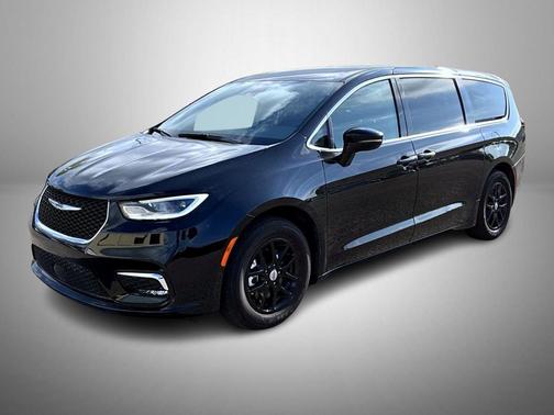 Diamond Black Crystal Pearlcoat 2025 Chrysler Pacifica L