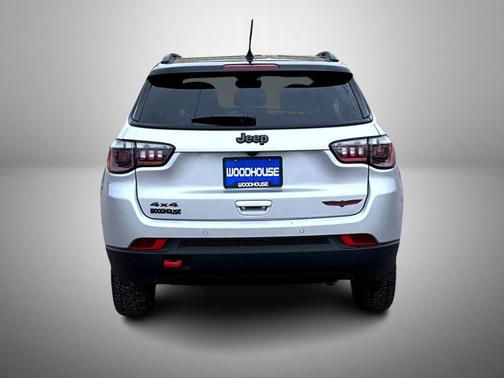 Silver Zynith Metallic Clearcoat 2025 Jeep Compass Trailhawk