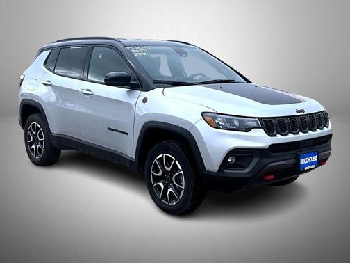 Silver Zynith Metallic Clearcoat 2025 Jeep Compass Trailhawk