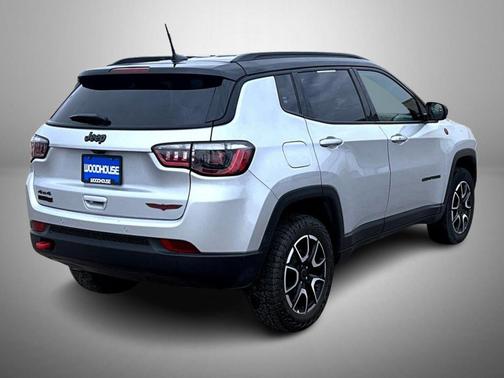 Silver Zynith Metallic Clearcoat 2025 Jeep Compass Trailhawk