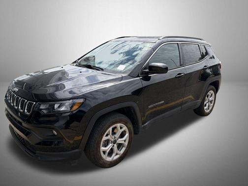 Diamond Black Crystal Pearlcoat 2025 Jeep Compass Latitude