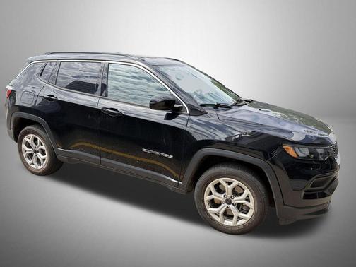 Diamond Black Crystal Pearlcoat 2025 Jeep Compass Latitude