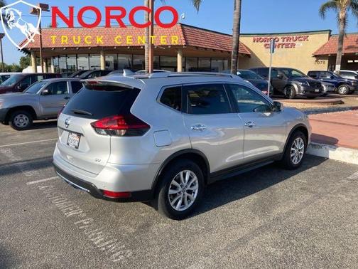 Photo 4 of 18 of 2019 Nissan Rogue SV