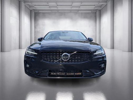 2024 Volvo S60 B5 Plus Dark Theme