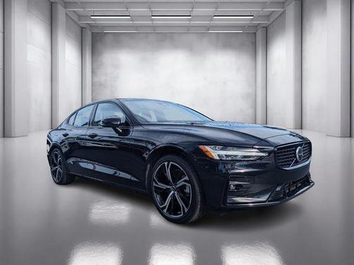 2024 Volvo S60 B5 Plus Dark Theme
