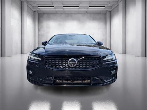 2024 Volvo S60 B5 Plus Dark Theme