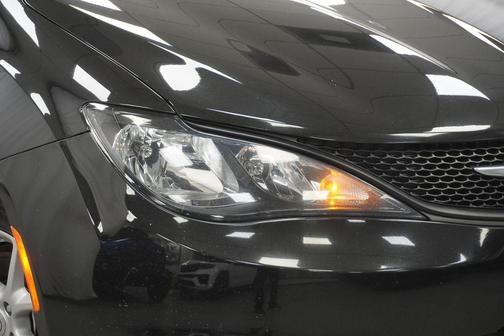 Brilliant Black Crystal Pearlcoat 2023 Chrysler Voyager LX