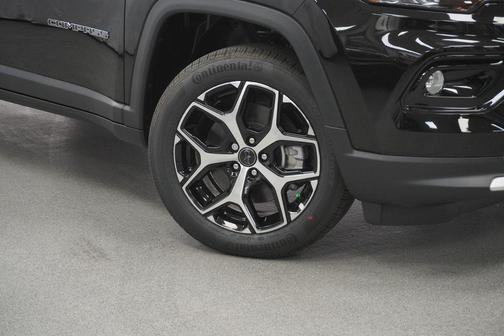Diamond Black Crystal Pearlcoat 2026 Jeep Compass Limited