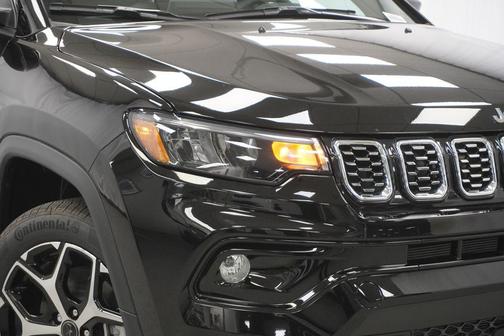 Diamond Black Crystal Pearlcoat 2026 Jeep Compass Limited