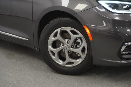 Granite Crystal Metallic Clearcoat 2023 Chrysler Pacifica Limited