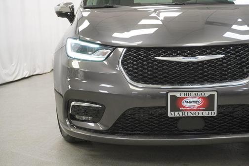 Granite Crystal Metallic Clearcoat 2023 Chrysler Pacifica Limited