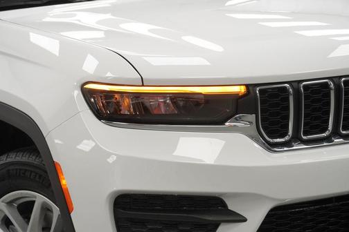 Bright White Clearcoat 2026 Jeep Grand Cherokee Altitude