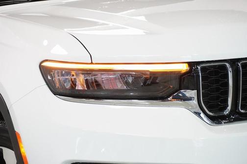 Photo 4 of 32 of 2023 Jeep Grand Cherokee Limited