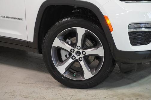 Photo 3 of 32 of 2023 Jeep Grand Cherokee Limited