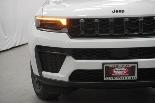Bright White Clearcoat 2026 Jeep Grand Cherokee Altitude