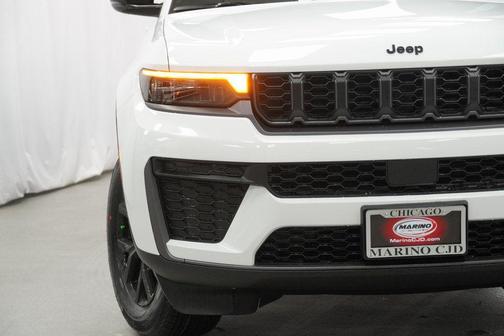 Bright White Clearcoat 2026 Jeep Grand Cherokee Altitude