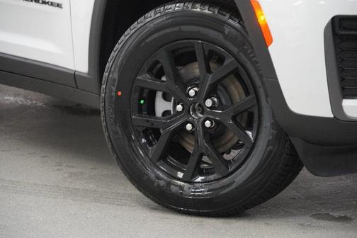 Bright White Clearcoat 2026 Jeep Grand Cherokee Altitude