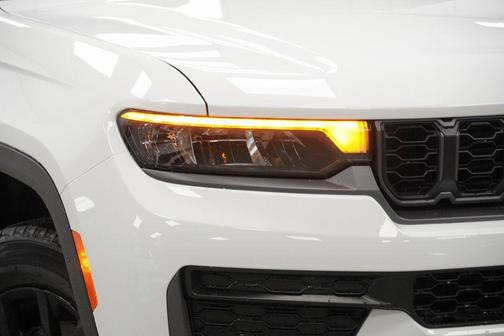 Bright White Clearcoat 2026 Jeep Grand Cherokee Altitude