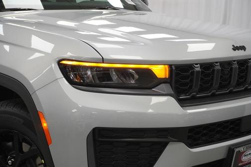 Silver Zynith 2026 Jeep Grand Cherokee Altitude