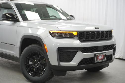 Silver Zynith 2026 Jeep Grand Cherokee Altitude