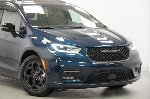 2025 Chrysler Pacifica Hybrid Premium S Appearance Pkg