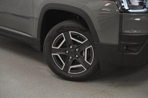 Sting-Gray Clearcoat 2026 Jeep Cherokee Laredo 4x4