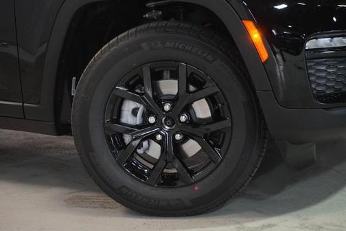 Photo 3 of 32 of 2023 Jeep Grand Cherokee Limited