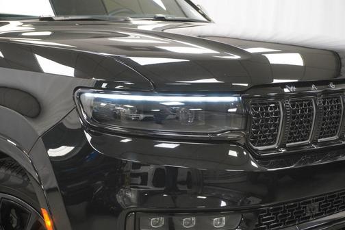 Diamond Black Crystal Pearlcoat 2023 Jeep Grand Wagoneer Obsidian 4x4