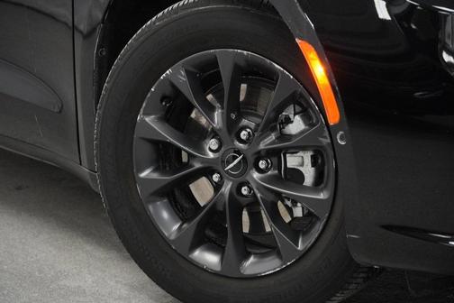 2024 Chrysler Pacifica Hybrid S Appearance Pkg