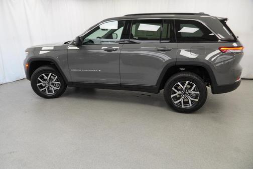 Sting-Gray Clearcoat 2027 Jeep Grand Cherokee Laredo