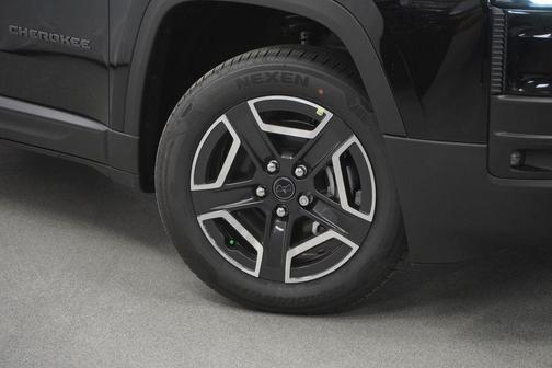 Diamond Black Crystal Pearlcoat 2026 Jeep Cherokee Limited