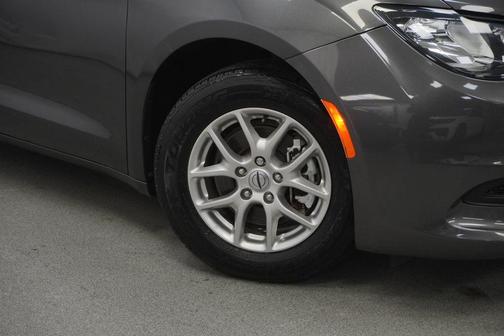 Granite Crystal Metallic Clearcoat 2023 Chrysler Voyager LX