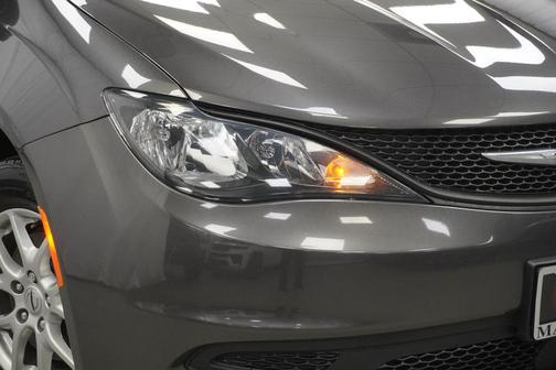 Granite Crystal Metallic Clearcoat 2023 Chrysler Voyager LX