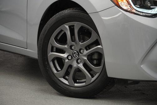 2020 Toyota Yaris Sedan XLE