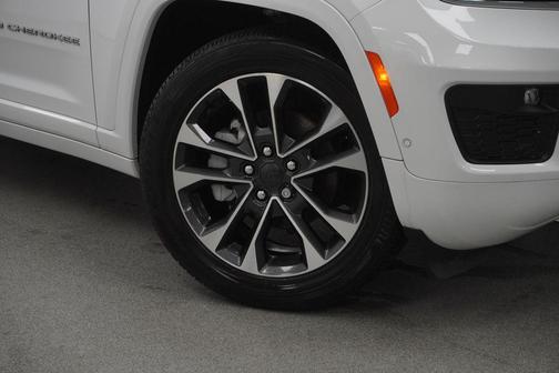 Bright White Clearcoat 2025 Jeep Grand Cherokee Overland