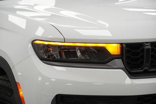 Bright White Clearcoat 2026 Jeep Grand Cherokee Altitude