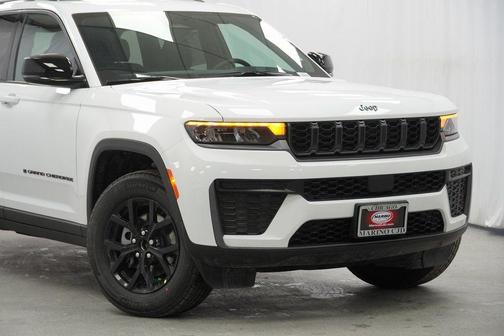 Bright White Clearcoat 2026 Jeep Grand Cherokee Altitude