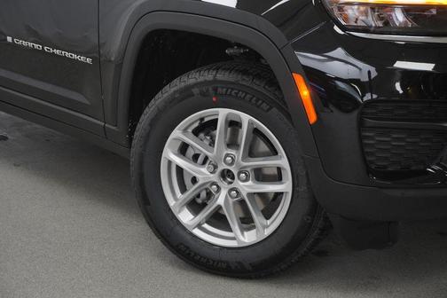 Diamond Black Crystal Pearlcoat 2026 Jeep Grand Cherokee Altitude