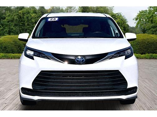 2025 Toyota Sienna LE