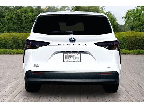 2025 Toyota Sienna LE