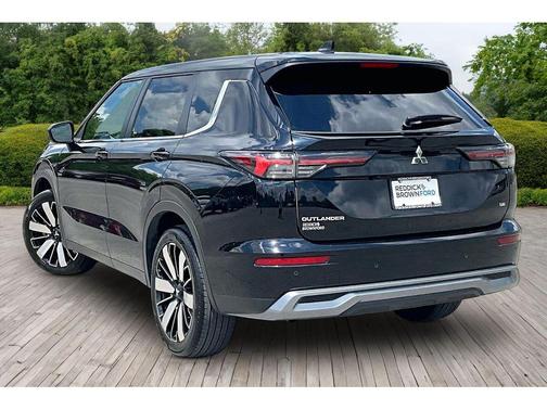 BLACK 2025 Mitsubishi Outlander SE